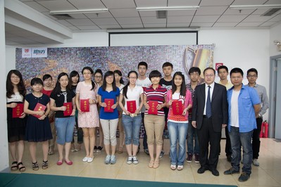 新東方教育科技集團副總裁，北京新東方學校校長汪海濤（前排右二）與部分獲獎學員