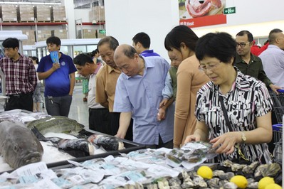 蘇州山姆會員店開業(yè)第一天，顧客選購新鮮的海鮮產品