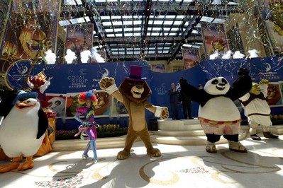 DreamWorks動(dòng)畫人物于星期日在金沙城中心舉行的“金光大道度假區(qū) ─ 體驗(yàn)夢(mèng)工場(chǎng)”啟動(dòng)儀式上與大批圍觀的訪客見(jiàn)面。圖片由Graham Uden提供。