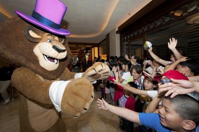 大批興奮的訪客於星期日在金沙城中心舉行的「金光大道度假區(qū) ─ 體驗(yàn)夢工場」啟動(dòng)儀式上觀看夢工場巨星大巡遊。由7月1日起，金光大道度假區(qū)的訪客將可於每天在金沙廣場地面層欣賞這個(gè)巡遊表演。