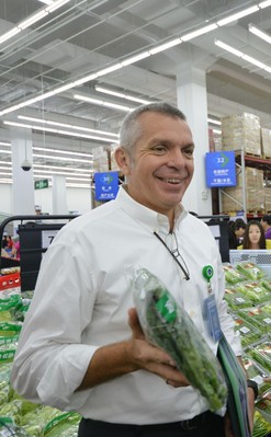 山姆會(huì)員商店首席運(yùn)營官文安德展示山姆生鮮產(chǎn)品，介紹山姆采購的秘訣。
