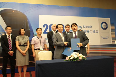 TUV南德意志集團大中華集團高級副總裁，中區(qū)董事總經(jīng)理金燦和西南交通大學(xué)副校長張文桂簽署合作協(xié)議