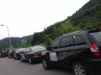 圖為集合地，自駕車游客整裝待發(fā)