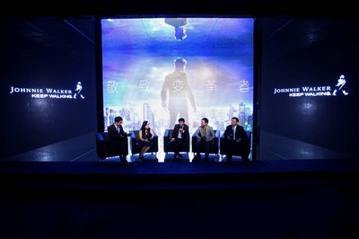 變革者的議題討論——尊尼獲加品牌總監(jiān)符秀婷女士、資深媒體人陳朝華、經(jīng)濟學(xué)家郭士英以及戰(zhàn)略學(xué)教授滕斌圣 