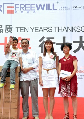 福萊威爾總裁為一、二等獎(jiǎng)獲獎(jiǎng)?wù)哳C發(fā)獎(jiǎng)品