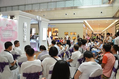 七夕，數(shù)百名單身男女齊聚“克拉女人”現(xiàn)場，讓珍愛相擁