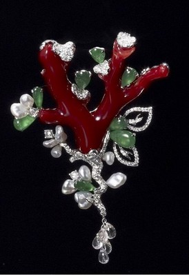 臺灣知名珠寶設(shè)計師曾郁雯 - 《一樹花開》古典優(yōu)雅結(jié)合珊瑚、翡翠、無核珠及透明剛玉之兩用針墜