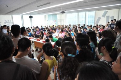 活動現(xiàn)場擠滿了前來參會的家長和學(xué)員