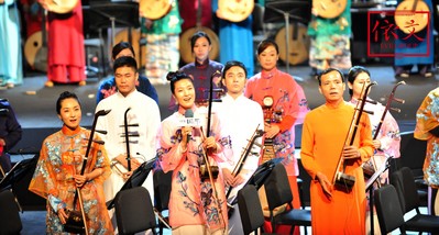 設(shè)計師與音樂家的強(qiáng)強(qiáng)聯(lián)合，整場服裝的色彩、款式、剪裁結(jié)構(gòu)和面料都貫穿古今，彰顯著每一位音樂家的獨特氣質(zhì)。