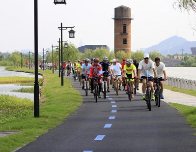 陳妙林董事長(zhǎng)領(lǐng)騎著蕭山地區(qū)的騎行隊(duì)伍在湘湖環(huán)湖自行車(chē)道