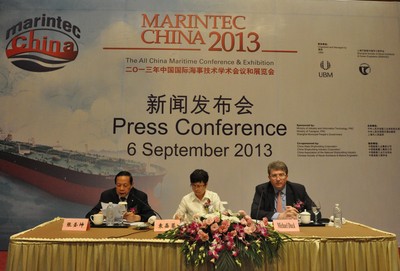 中國(guó)國(guó)際海事會(huì)展的第一次新聞發(fā)佈會(huì)
由左至右：張聖坤教授，袁嘉蓉女士及麥高德先生
