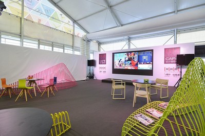 “山”作為屏風(fēng)的同時(shí)也是咖啡店的公共座椅，融合設(shè)計(jì)性和實(shí)用性