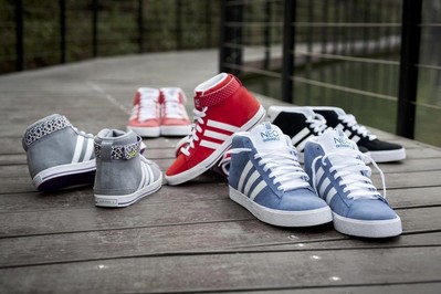 adidas Neo label 秋冬品牌大片中經(jīng)典絨面革為設(shè)計(jì)主軸的藍(lán),紅BB NEO高幫鞋，呈現(xiàn)亮眼的運(yùn)動(dòng)休閑風(fēng)格