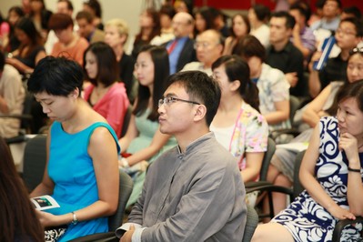 媒體和社區(qū)合作伙伴認(rèn)真聆聽校長發(fā)言