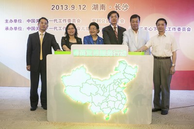 中國疾病預(yù)防與控制中心食品營養(yǎng)與安全研究所副所長、中國營養(yǎng)學(xué)會副理事長馬冠生，國務(wù)院婦兒工委辦公室副主任宋文珍，十屆全國人大常委會副委員長、中國關(guān)工委主任顧秀蓮，安利公益基金會主席顏志榮，中國關(guān)工委副主任武韜，教育部體藝衛(wèi)司副司長、巡視員廖文科共同啟動“春苗營養(yǎng)服務(wù)行動”(從左至右）