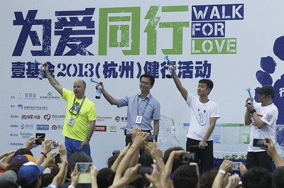 可口可樂大中華及韓國區(qū)董事長魯大衛(wèi)（左一）、壹基金創(chuàng)始人李連杰（右一）、明星志愿者文章及相關(guān)領(lǐng)導(dǎo)為“為愛同行”隊伍鳴響出發(fā)槍聲