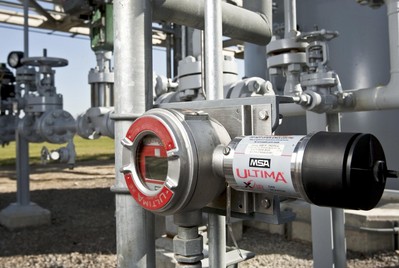 某化工廠生產(chǎn)管線上安裝的梅思安（MSA）在線式檢測儀，做好第一重防護(hù)