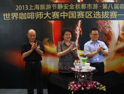 中間人物：上海市旅游局 副局長 程梅紅  左邊人物：上海梅龍鎮(zhèn)廣場有限公司 董事、副總經(jīng)理 陸宏慶  右邊人物：區(qū)人大副主任，區(qū)總工