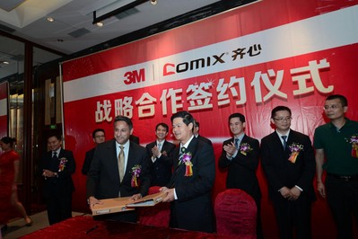  左：3M全球商業(yè)文儀產品業(yè)務部高級副總裁Jesse G.Singh、右：齊心文具股份有限公司董事長陳欽鵬出席簽約儀式