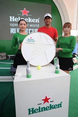 球員沃達(dá)斯科賽后來到喜力啤酒花園與球迷零距離見面，并留下他的手印與簽名。