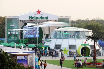 賽場(chǎng)邊的喜力啤酒花園吸引了眾多球迷參與互動(dòng)游戲，駐足小憩觀看現(xiàn)場(chǎng)樂(lè)隊(duì)演出。