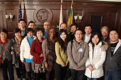 本年二月，Tradegood組織中國供應(yīng)商赴美考察，深入調(diào)研美國市場。圖為考察團在洛杉磯市長辦公室合影。11月，Tradegood海外考察團再度出擊，考察英國市場，獲取品牌策略最新資訊。