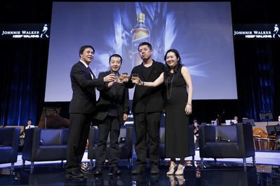 七匹狼創(chuàng)始人周少雄、賈樟柯導(dǎo)演、建筑設(shè)計師馬巖松、尊尼獲加品牌總監(jiān)符秀婷女士共同合影