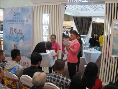 “克拉女人，珍愛網(wǎng)相擁”，參與活動(dòng)的會(huì)員正在抽取克拉美鉆大獎(jiǎng)