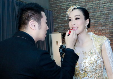 以自然堂親蜜亮彩唇膏筆蜜桃柔粉色打底，用蔓莓靚紅色疊加，唐毅為鐘麗緹打造女神唇妝