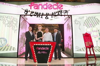 瑞麗當(dāng)家名模 AYUKI與京基百納商業(yè)有限公司深圳KKMAL店總經(jīng)理張志斐，安莉芳深圳事業(yè)部總監(jiān)戴峻松，安莉芳深圳辦事處經(jīng)理周帥、共同為芬狄詩POP UP STORE藝術(shù)概念店開幕