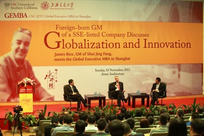 從左至右：上海交通大學(xué)-美國南加州大學(xué)全球EMBA項目學(xué)術(shù)主任陳百助教授，水井坊董事、總經(jīng)理Jim Rice（大米），上海交通大學(xué)安泰經(jīng)濟與管理學(xué)院副院長呂巍教授。