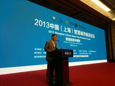 國(guó)家信息化專家咨詢委員會(huì)委員、中國(guó)互聯(lián)網(wǎng)協(xié)會(huì)副理事長(zhǎng)高新民為獲獎(jiǎng)城市頒獎(jiǎng)