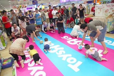 在爸爸媽媽們的加油助威聲中，寶寶們歡樂地進(jìn)行著爬行比賽