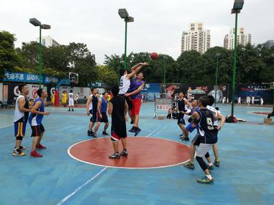 每年的籃球聯(lián)賽都會(huì)誕生“明星”員工，<br />不僅球打得好，而且高大帥氣