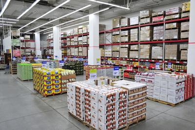 山姆深圳福田店大量使用大卡板陳列商品。