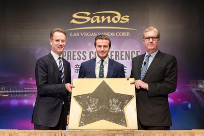 金沙中國有限公司及濱海灣金沙的管理層與全球風(fēng)雲(yún)人物<br />大衛(wèi).碧咸一同出席星期五於澳門威尼斯人舉行的新聞發(fā)佈會。<br />拉斯維加斯金沙集團與 Beckham Ventures 於該新聞發(fā)佈會上<br />宣佈成為亞洲合作伙伴。 <br />左至右：新加坡濱海灣金沙總裁兼首席執(zhí)行官喬志.騰、<br />大衛(wèi).碧咸、金沙中國有限公司總裁兼行政總裁愛德華.卓思 