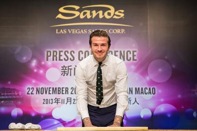 全球風(fēng)云人物大衛(wèi).貝克漢姆于星期五在澳門威尼斯人舉行的新聞發(fā)布會(huì)上留下手印。