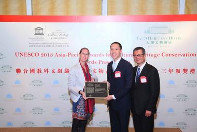 UNESCO亞太區(qū)代表Ms Julia Davies頒發(fā)文物古蹟保護(hù)獎優(yōu)異項(xiàng)目獎予大澳文物酒店，香港特區(qū)政府發(fā)展局局長陳茂波先生及香港歷史文物保育建設(shè)有限公司董事黃永光先生接受獎項(xiàng)並一同合照。 
