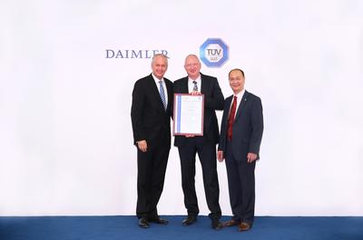 在負(fù)責(zé)戴姆勒大中華區(qū)業(yè)務(wù)的董事會(huì)成員唐仕凱先生(左)的見(jiàn)證下，TUV 南德意志大中華集團(tuán)高級(jí)副總裁朱文才先生(右)為戴姆勒卡客車（中國(guó)）有限公司總裁兼首席執(zhí)行官羅伯特先生(中)頒發(fā)證書