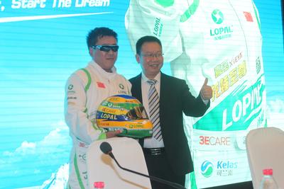 江蘇龍蟠石化總經(jīng)理石俊峰、飛越車手謝雨均