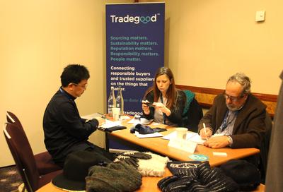 英國買家對Tradegood中國供應商帶來的優(yōu)質(zhì)樣品非常感興趣
