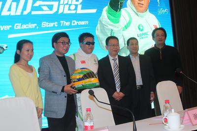 從左依次：搜狐網(wǎng)新聞副總編周蓉、中央電視臺(tái)著名主持人韓喬生、飛越車(chē)手謝雨均、活動(dòng)主辦方 -- 江蘇龍?bào)词偨?jīng)理石俊峰、活動(dòng)協(xié)辦方 -- 黑龍江省黑河市旅游局常務(wù)副局長(zhǎng)張寶紅、活動(dòng)支持方 -- 江蘇大唐靈獅廣告有限公司總經(jīng)理吳綱