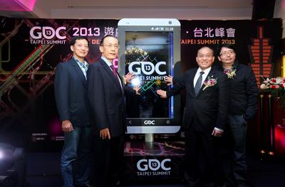 (由左至右)游戲產(chǎn)業(yè)振興會(huì)張厥猷會(huì)長(zhǎng)、國(guó)際貿(mào)易局王振福主任秘書、外貿(mào)協(xié)會(huì)黃文榮秘書長(zhǎng)、樂(lè)升科技 許金龍董事長(zhǎng)預(yù)?！?013游戲開(kāi)發(fā)者大會(huì)臺(tái)北峰會(huì)”圓滿順利