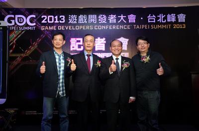 (由左至右)游戲產(chǎn)業(yè)振興會張厥猷會長、國際貿(mào)易局王振福主任秘書、對外貿(mào)易發(fā)展協(xié)會黃文榮秘書長、樂升科技許金龍董事長共同啟動“2013游戲開發(fā)者大會臺北峰會”展前記者會