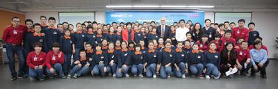 中國青少年發(fā)展基金會秘書長涂猛先生，百年職校發(fā)起人和理事長姚莉女士，沃爾瑪中國公司事務高級副總裁博睿等嘉賓在“沃爾瑪零售人才職業(yè)培訓課程” 開課典禮上與師生代表一起合影。