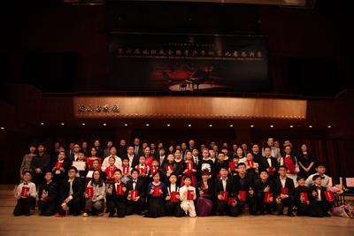 所有獲獎(jiǎng)選手與評委合影留念