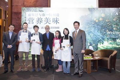 廣交會威斯汀酒店總經(jīng)理車炳新（左一）、知名美食家歐陽應(yīng)霽（左四）與廣州海航威斯汀酒店總經(jīng)理鄭國良（右一）為獲獎媒體嘉賓頒獎