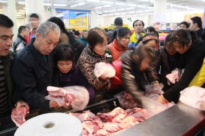 沃爾瑪深圳巒山谷新店開(kāi)業(yè)，附近小區(qū)的市民紛紛前來(lái)選購(gòu)品質(zhì)好、價(jià)格實(shí)惠的鮮食