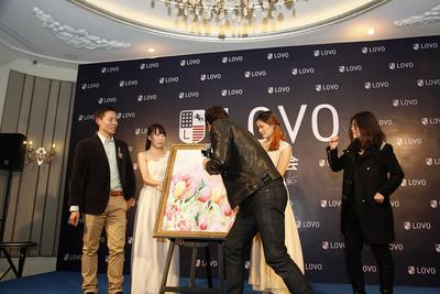 IAN與羅萊家紡副總裁揭幕LOVO2014年春夏新款手繪稿，并在畫稿上留下親筆簽名