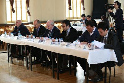 此次面試考官（從左至右）：紐約愛樂樂團圓號首席菲利普.梅耶斯、長號首席約瑟夫.阿萊西、樂隊首席格蘭.迪克特羅、雙簧管首席王亮，以及上音弦樂系主任李繼武、上交首席李沛 。